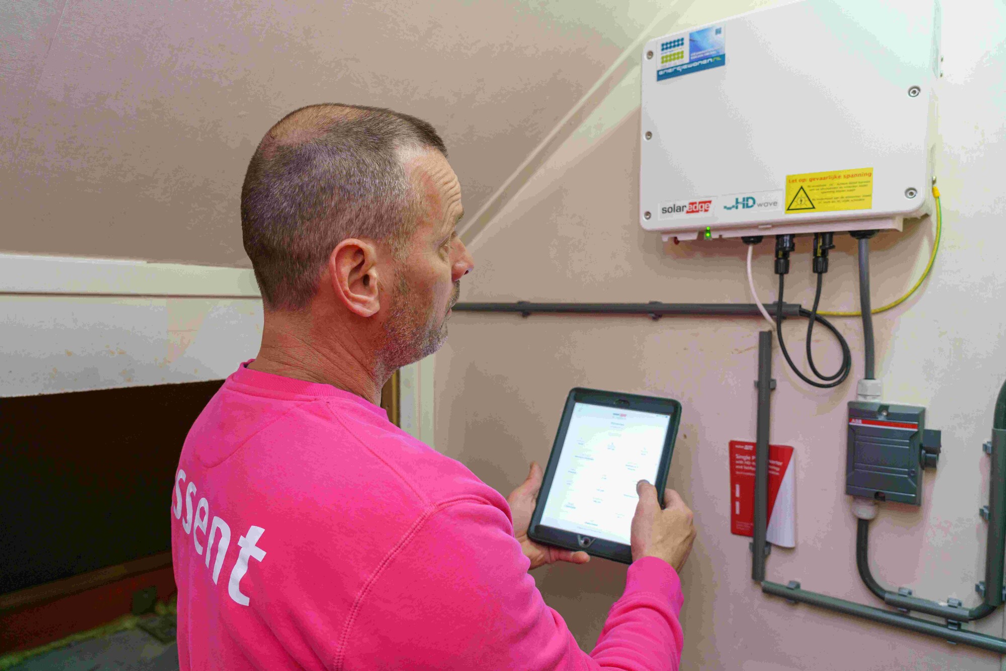 Monteur checkt de installatie 